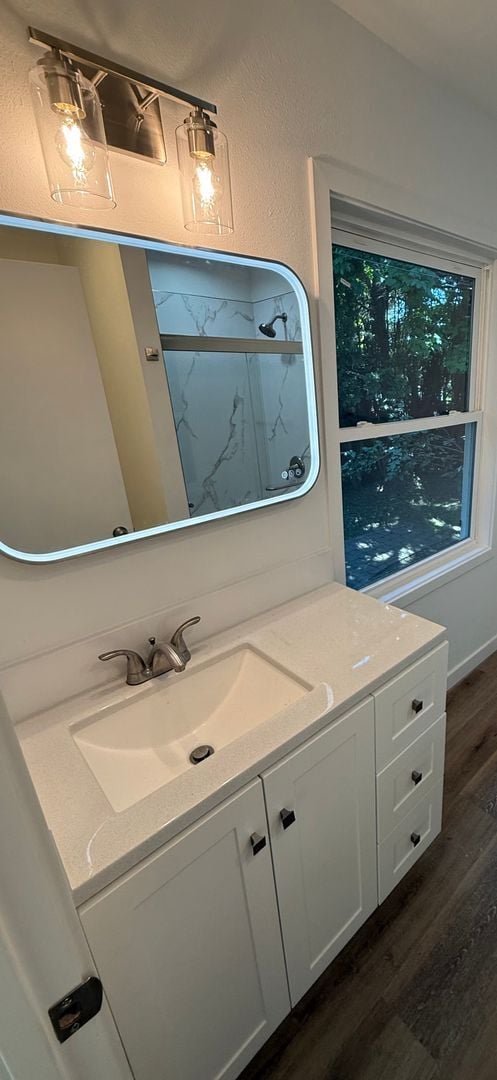 Building Photo - Well-cared-for home with strong curb appeal and quality updates in Southeast Portland.