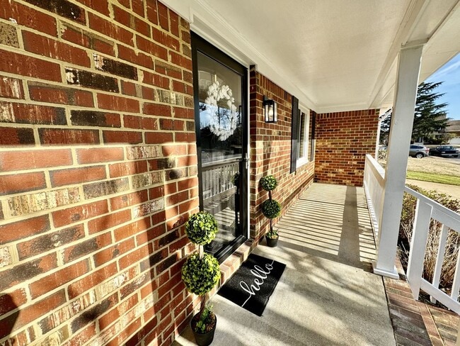 Building Photo - READY NOW!! Updated 5-Bedroom Home w/Fenced Backyard, Attached Garage  & Sunroom - Pet Friendly!