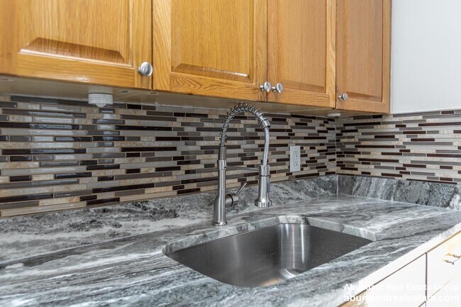 Building Photo - 376 Medford St