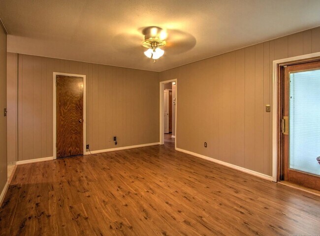 Building Photo - 3 bed 2 Bath, 2 car garage!