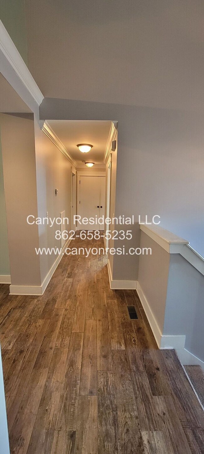 Building Photo - Nice Sized 4 Bed 3 Bath home in great location!