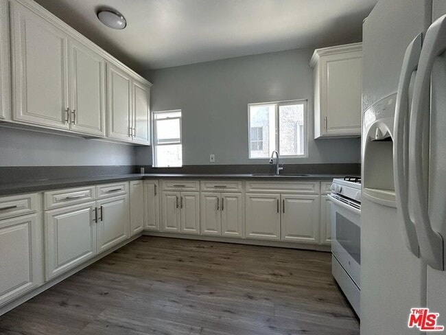 Building Photo - 759 1/2 N Ridgewood Pl