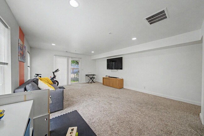 Building Photo - 180 Blue Heron Dr