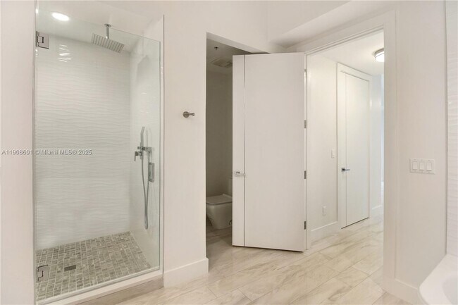 Building Photo - 14951 Royal Oaks Ln