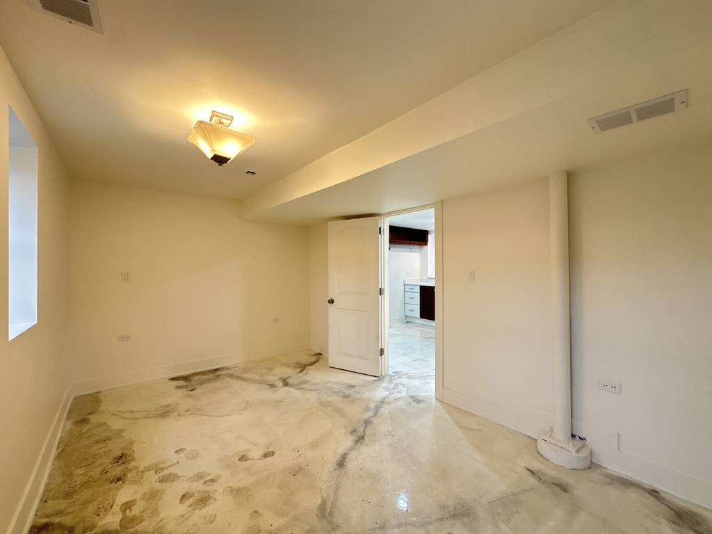 Building Photo - 2537 N Kildare Ave
