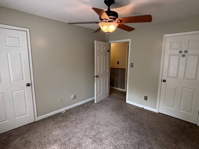 Building Photo - 119 N Clover Hill Ridge Rd