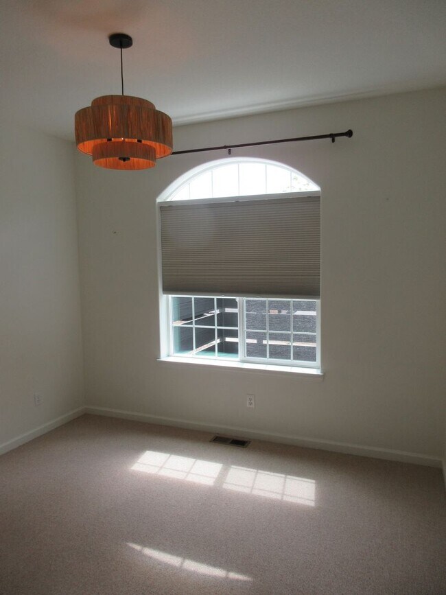 Building Photo - Beautiful Three Bedroom in Silverton