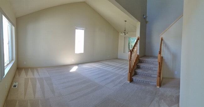 Building Photo - 4 Bedroom 2.5 Bath plus Bonus Room in East...