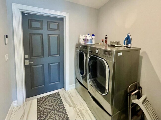 Building Photo - 505 Silver Beach Ave