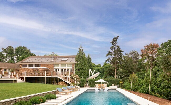 Building Photo - 565 Montauk Hwy
