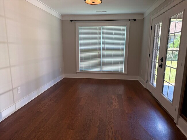 Building Photo - "Charming 4-Bed Oasis with Granite Finishe...