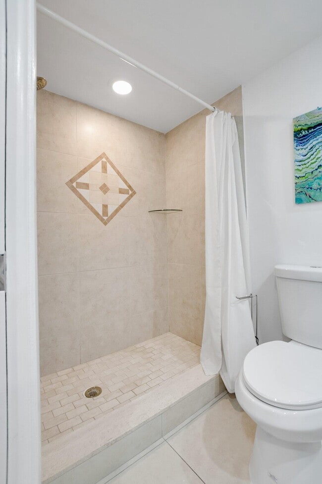 Building Photo - 1222 Hillsboro Mile