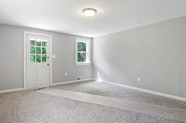 Building Photo - Coming Soon! Spacious 3 Bedroom, 1 Bath Ho...