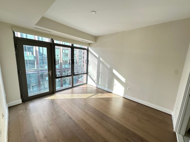 Building Photo - Stunning 2 bed (Primary bedroom + den w/cl...