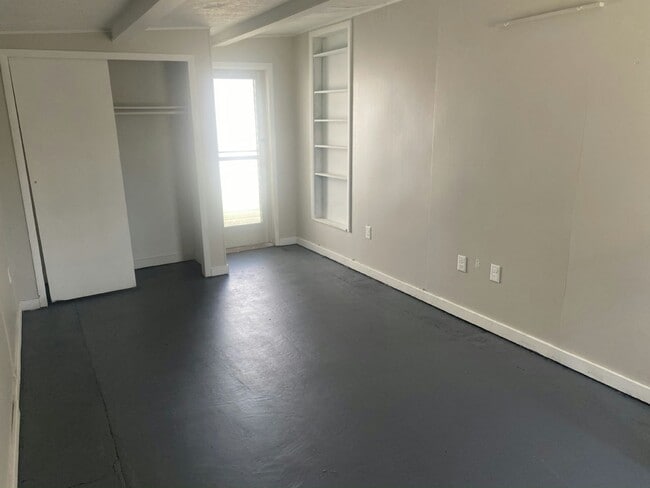 Building Photo - 6 Circle Dr