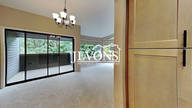 Building Photo - Top-floor 2-level condo with brand-new kit...