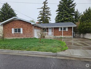 Building Photo - Hen-269