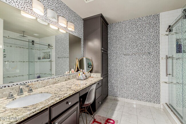 Building Photo - 6050 N Paradise View Dr