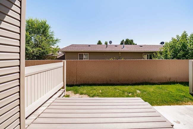 Building Photo - 3 bed 1.5 bath Townhome