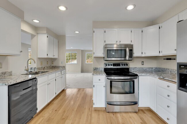 Building Photo - Spacious 3BR Home w/ Large Fenced Yard in Prime Woodinville Location