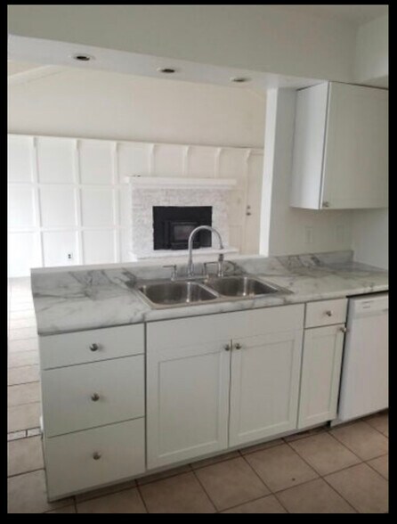 Primary Photo - 5801 W Carmen Ave