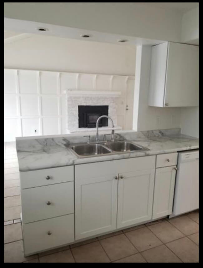 Building Photo - 5801 W Carmen Ave