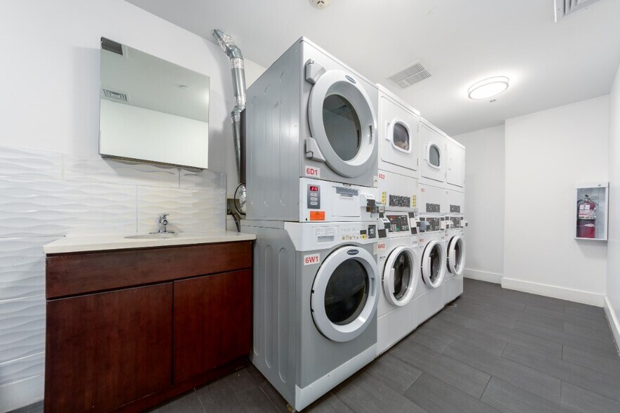 Building Photo - LUXURY Giant 2 BED LOFT in Queens!