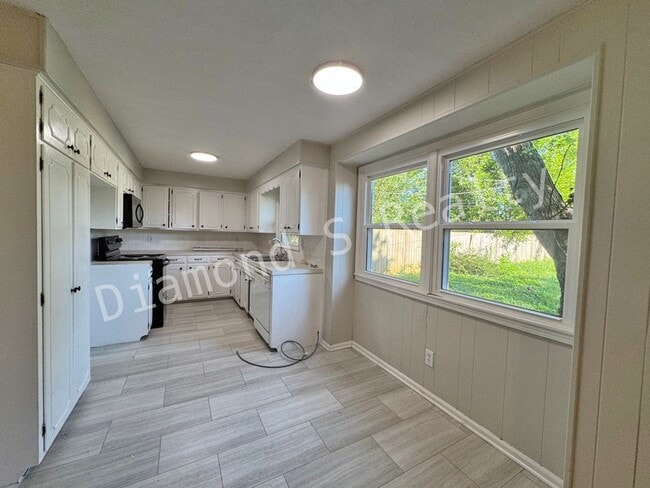 Building Photo - Charming 3 bedroom home located in the hea...