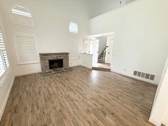 Building Photo - Gorgeous 3 bedroom home In the heart of Mission Viejo!