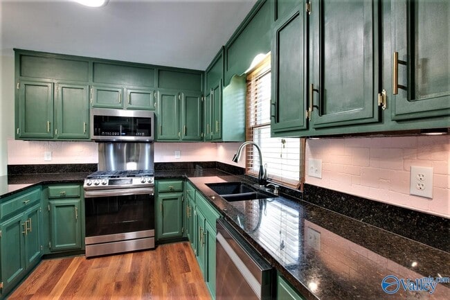 Building Photo - 697 Crestview Dr
