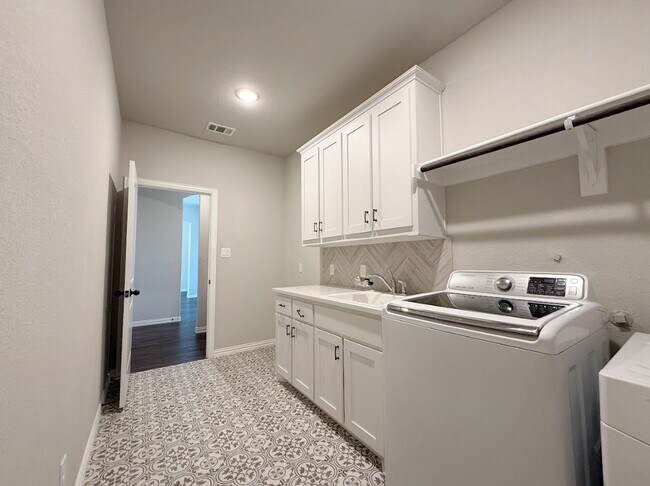 Building Photo - 104 Cottonwood Ct