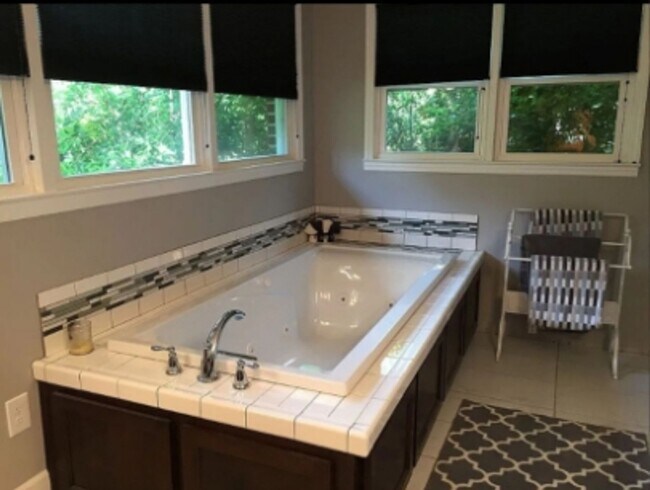 Building Photo - Luxury Ranch Living: Pool, Privacy & Premi...
