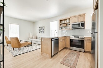 Building Photo - B12