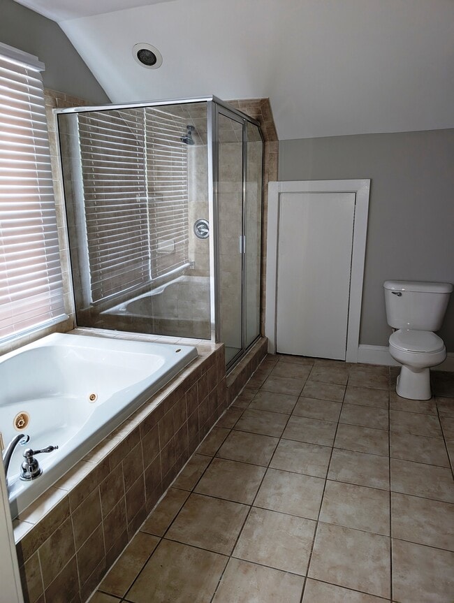 Building Photo - 604 Vance St NE