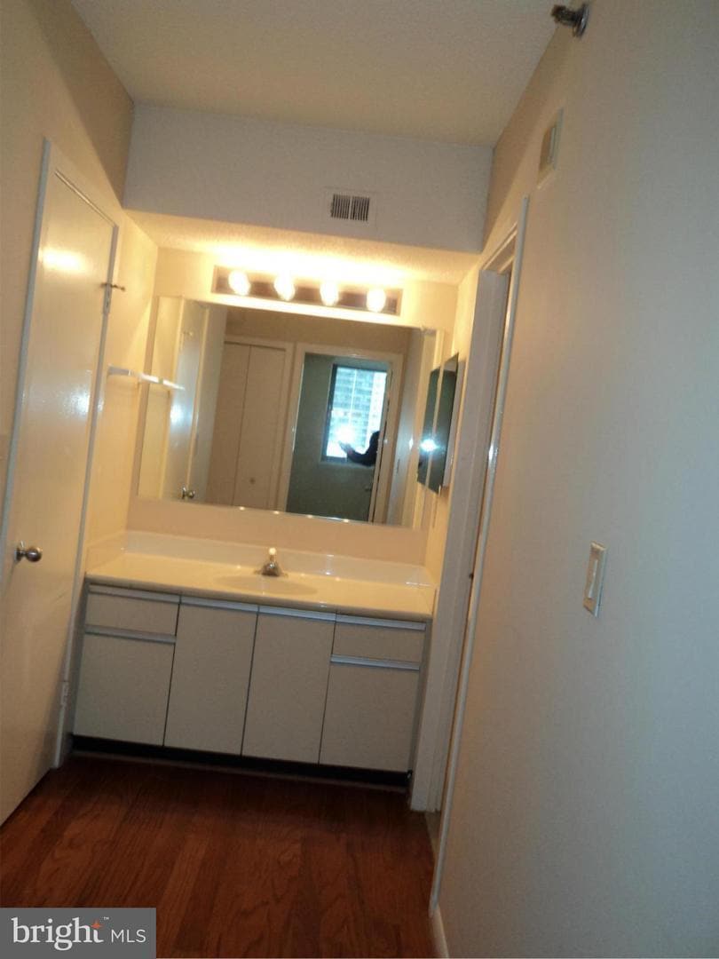 Bathroom cabine with lots of storage - 5505 Seminary Rd