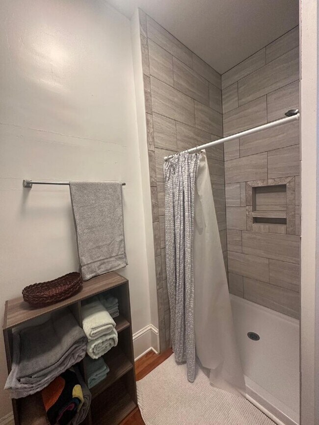 Building Photo - Salem Charm!