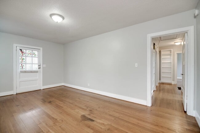 Building Photo - 1741 Oak Dr