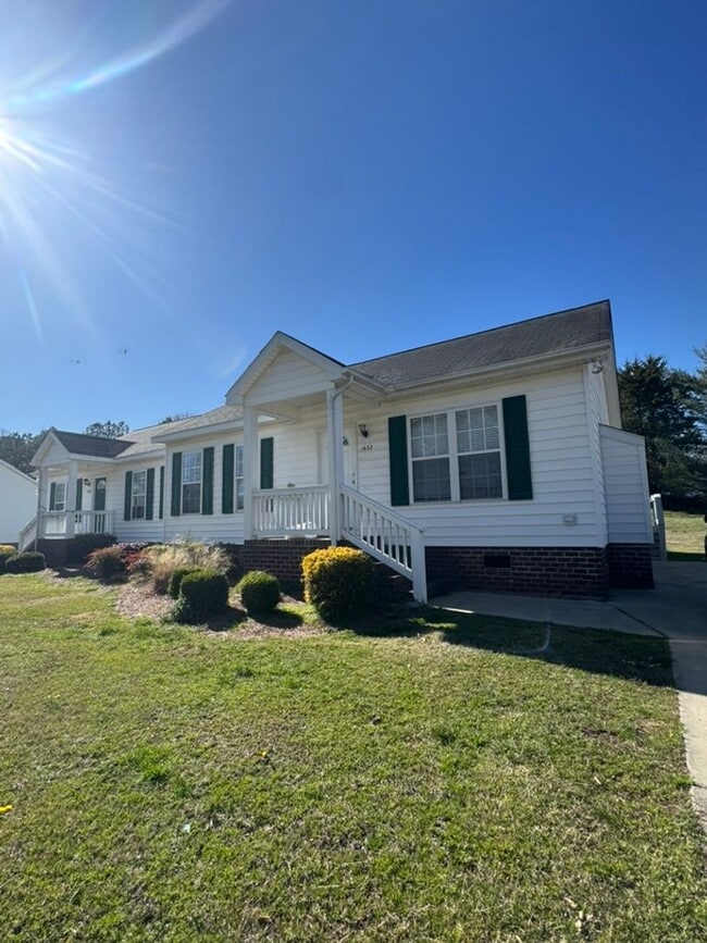 Building Photo - Graham Ave Duplex