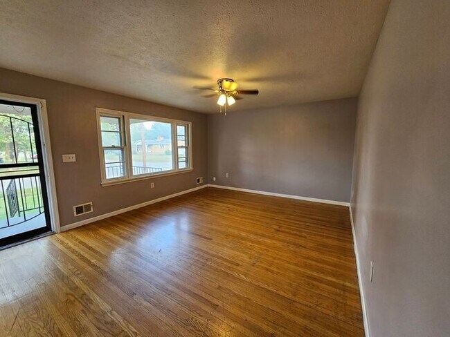 Building Photo - Spacious 3 Bedroom, 1.5 Bath House with Detached Garage