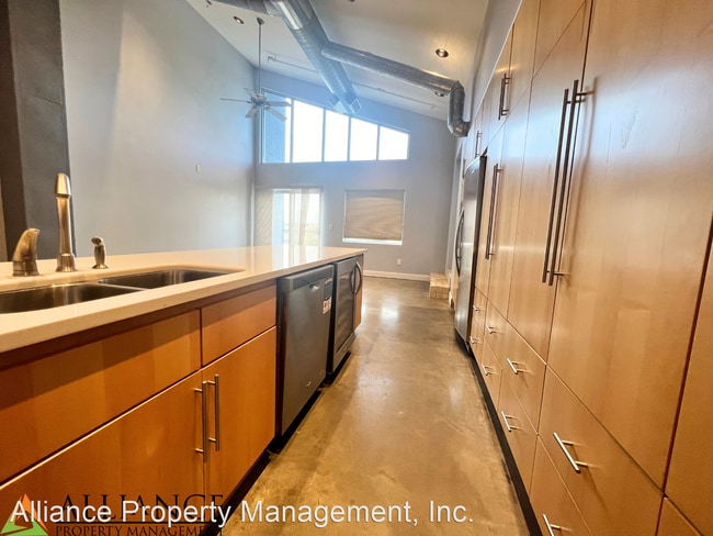 Building Photo - 2 br, 2 bath House - 820 N. Manhattan Ave....