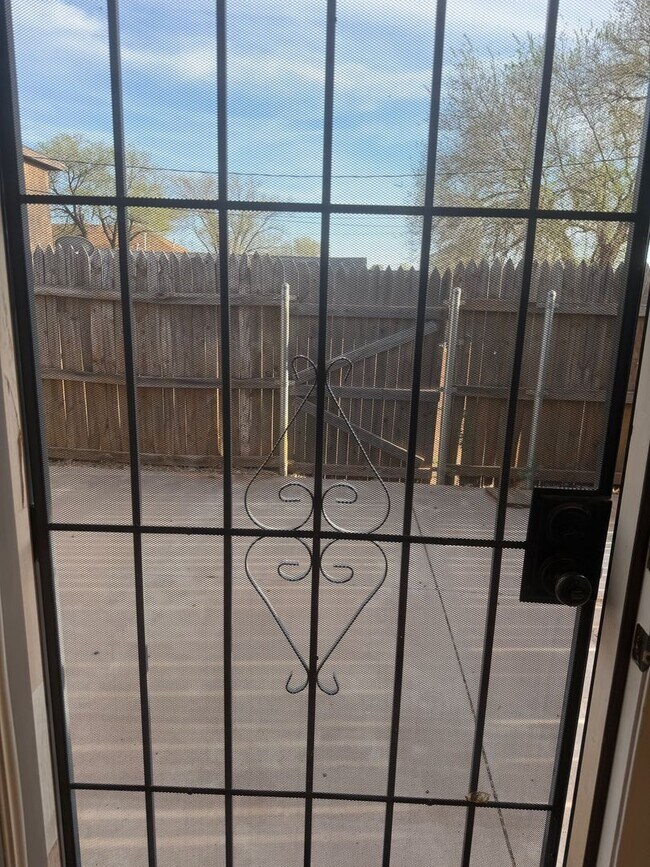 Building Photo - 1221 E 14th St