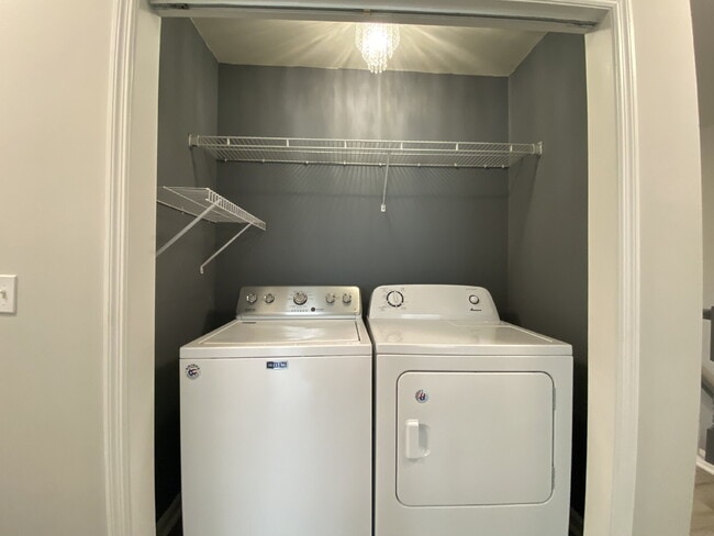 Building Photo - Four Bedroom Townhome Located on Hilton He...