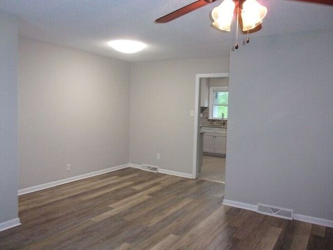 Building Photo - Spacious 2 Bedroom 1 Bath Duplex Minutes t...