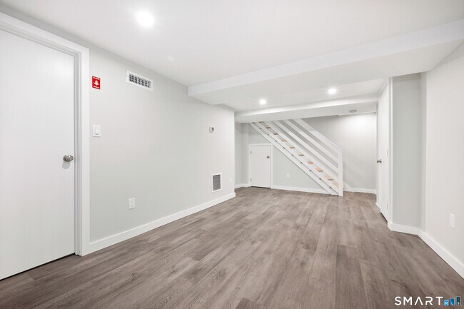 Building Photo - 115 E Elm St