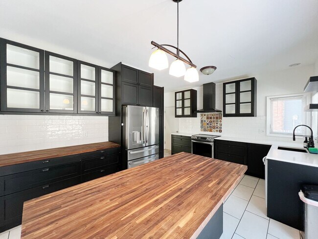 Building Photo - Stunning 4-Bedroom Home in Overland Park!