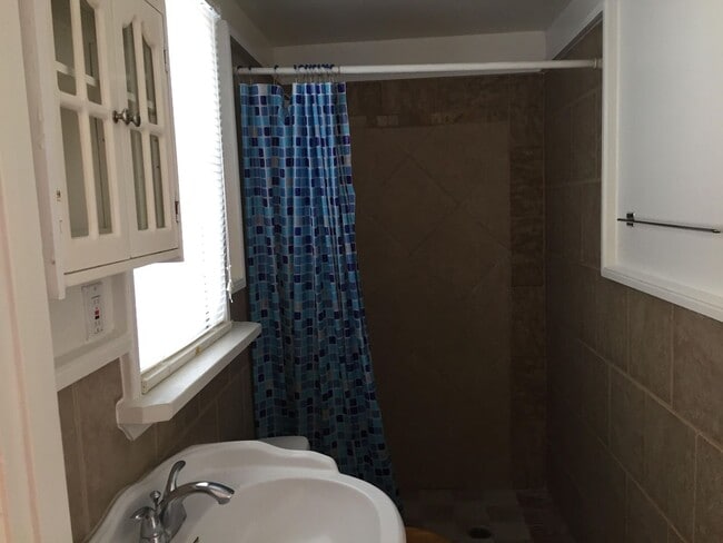 Building Photo - 2 bed/1 bath