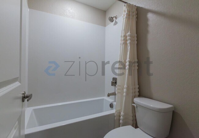 Building Photo - 2766 Bedell St