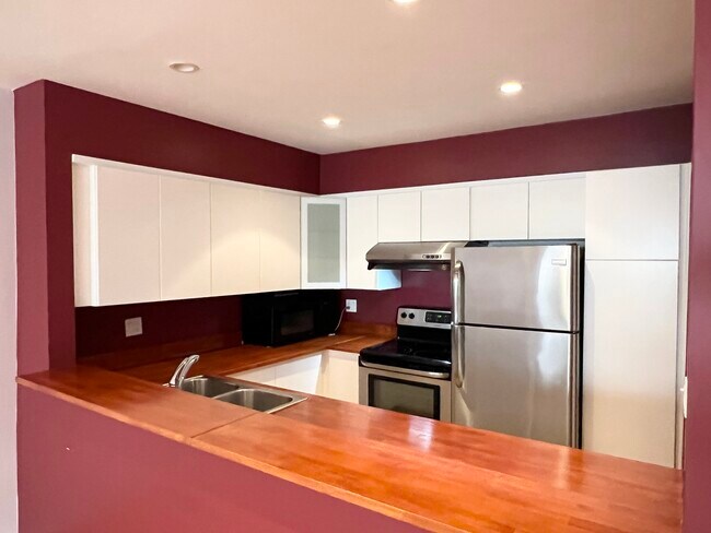 Building Photo - 1015 N Kings Rd