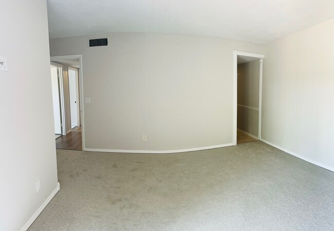 Master (freshly painted/new carpet) - 1436 Park Shore Cir