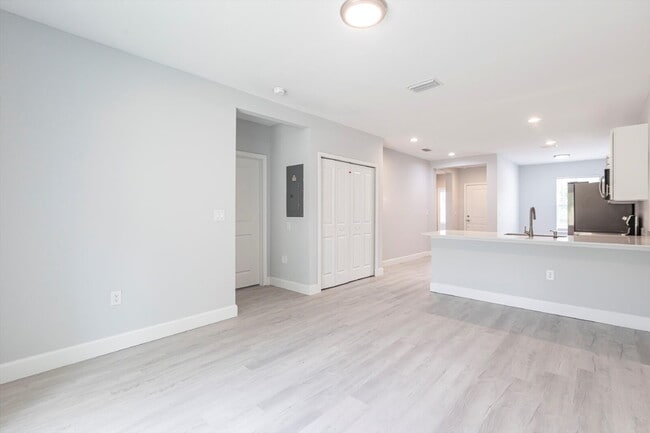 Building Photo - BRAND NEW Construction, 3 bed / 2 bath Ren...